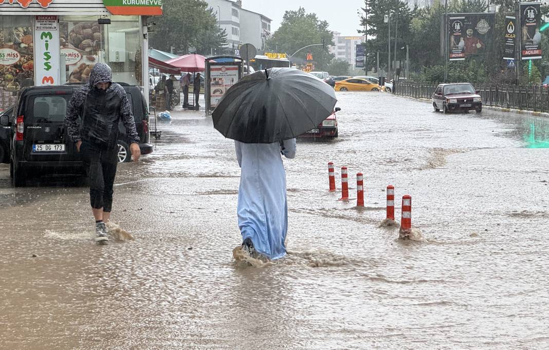 Erzurum'u sağanak vurdu! Evleri su bastı araçlar yolda mahsur kaldı 15